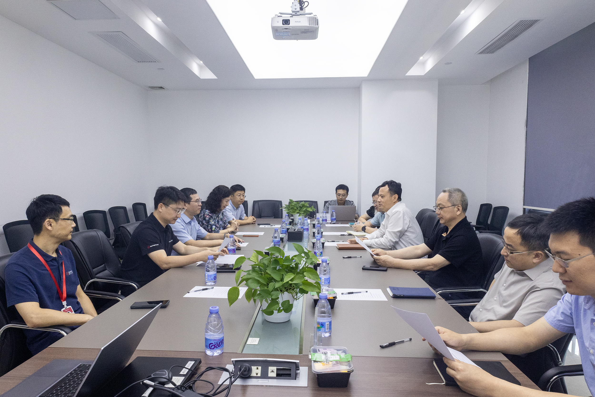 南京江北新區(qū)管委會副主任王偉一行蒞臨真邁生物調研